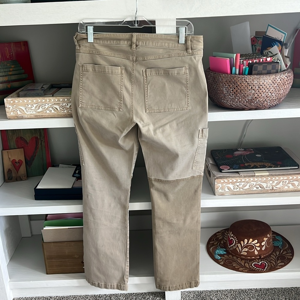 Cabi Captain Pant #4510. Size 4. Tan Caramel Beige cargo pants! - Picture 4 of 6